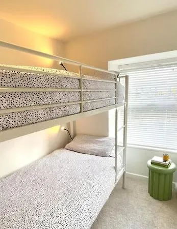Apartment Palms 2 - Central, 5 Mins Walk To + Parking! *