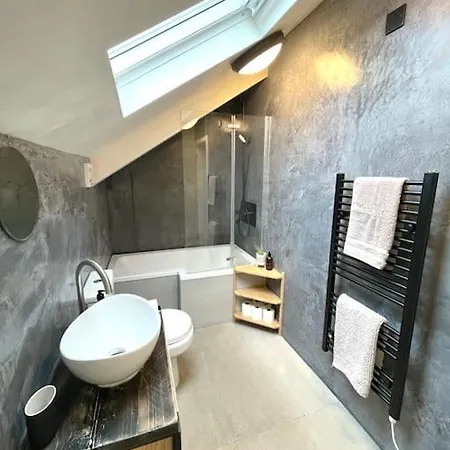 Apartment Palms 2 - Central, 5 Mins Walk To + Parking! *